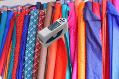 用色差儀檢測布料的顏色差異